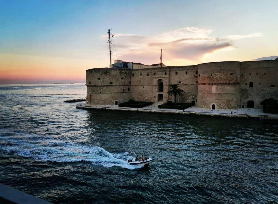 Castello Aragonese Suites Таранто Экстерьер фото