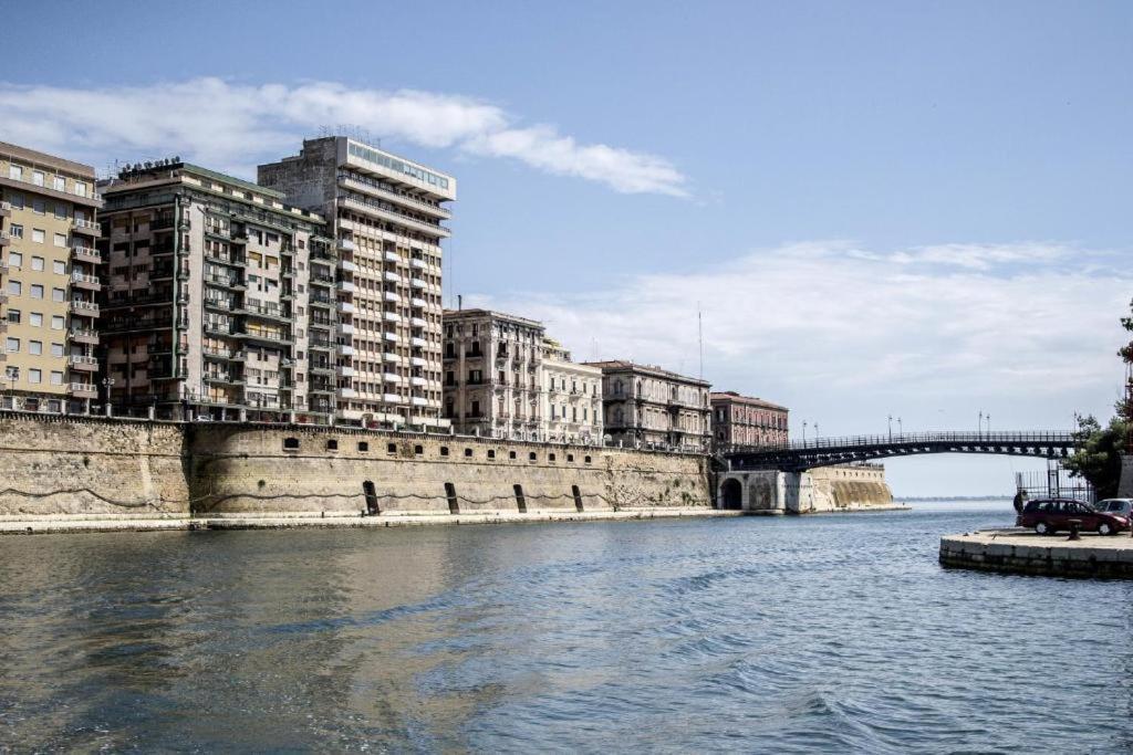 Castello Aragonese Suites Таранто Экстерьер фото